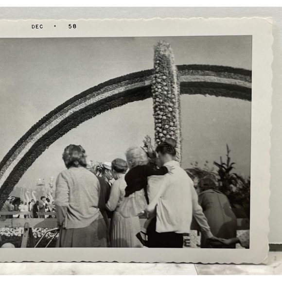 Tournament of Roses Parade Floats Found Photo 1958 Vintage Snapshot Pasadena CA - Picture 6 of 6